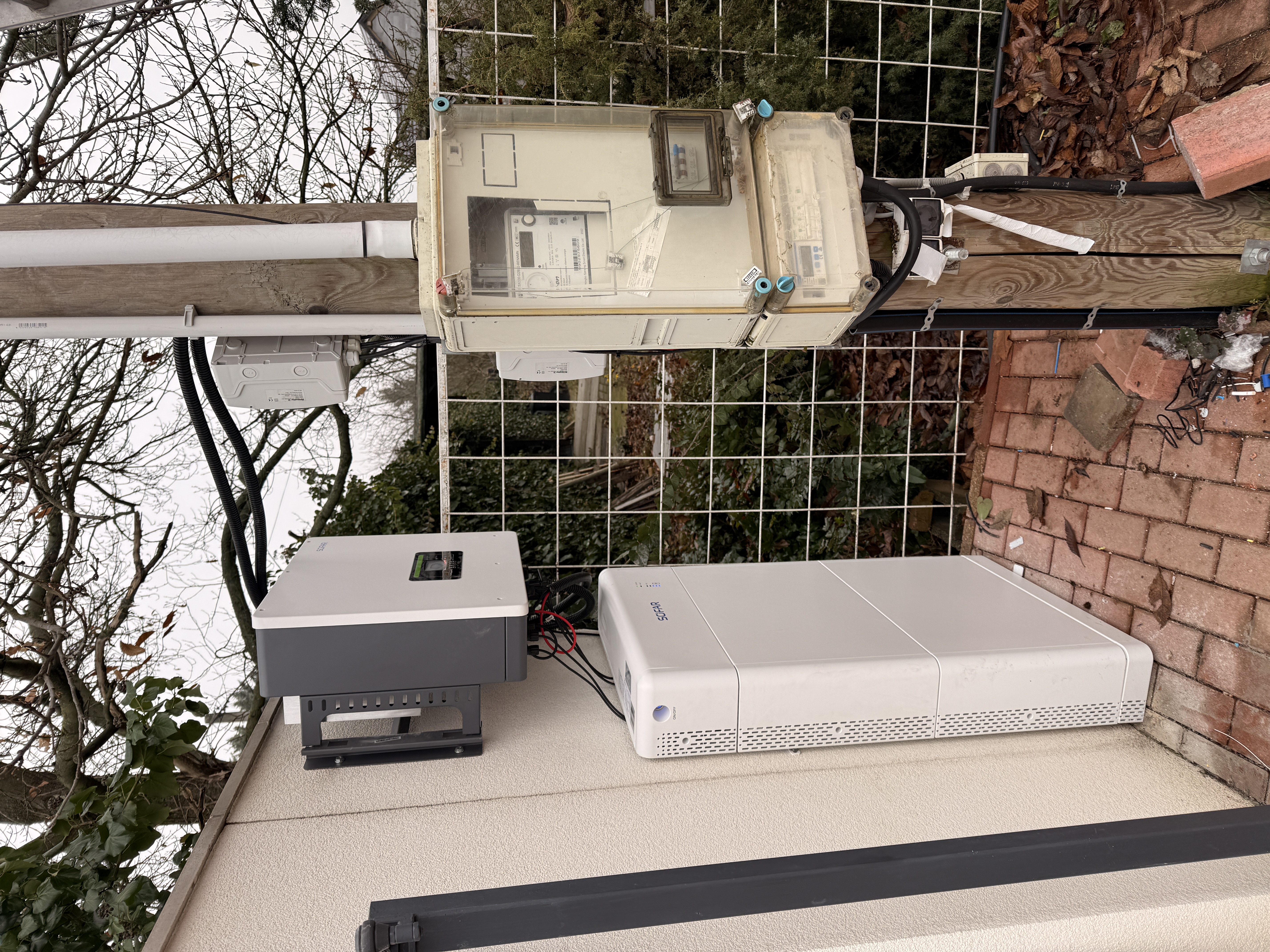 Komplett kültéri energiatároló és napelemes inverter rendszer telepítése lakóingatlanban