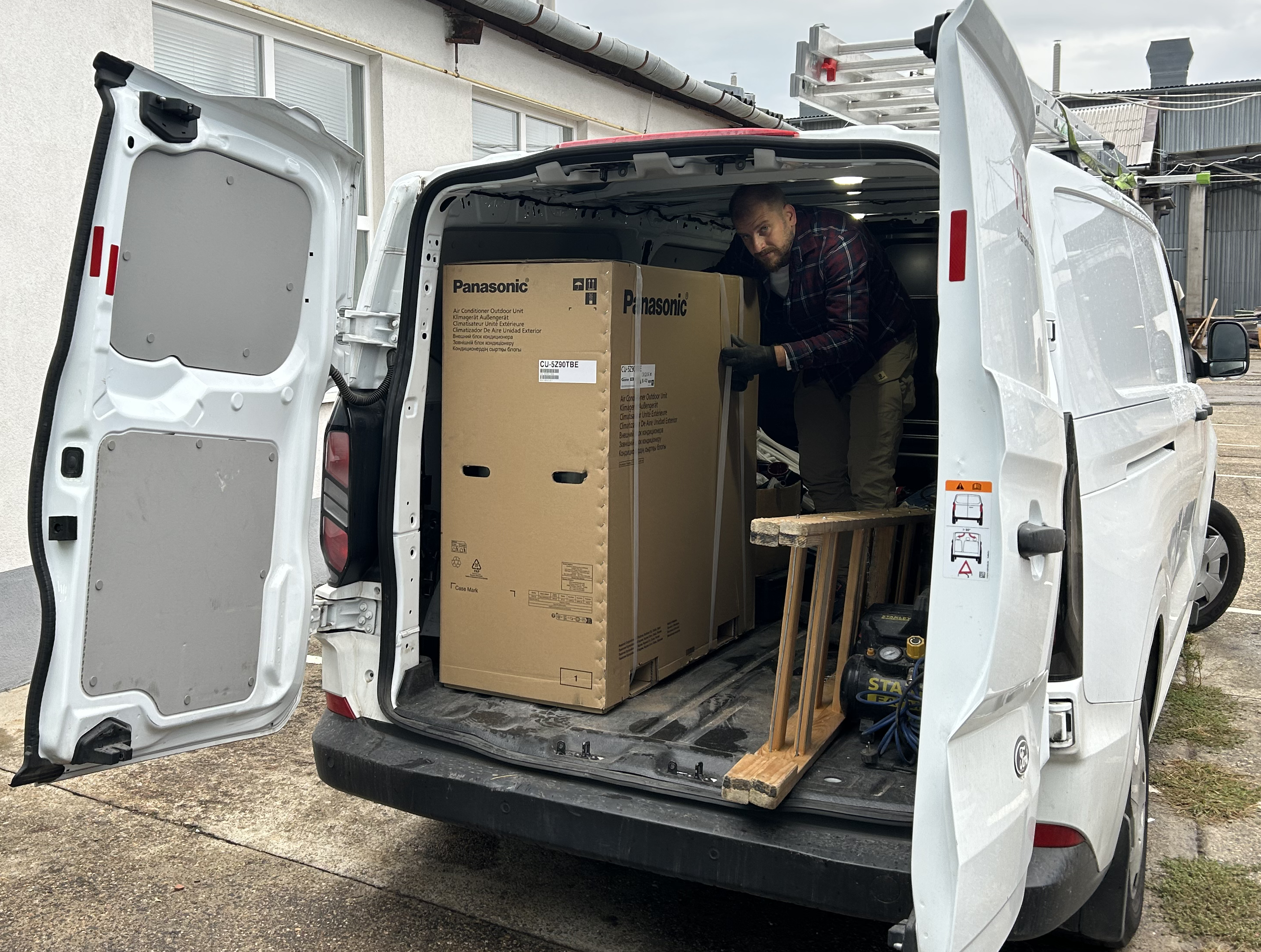 Kereskedelmi furgon Panasonic klíma kültéri egységekkel