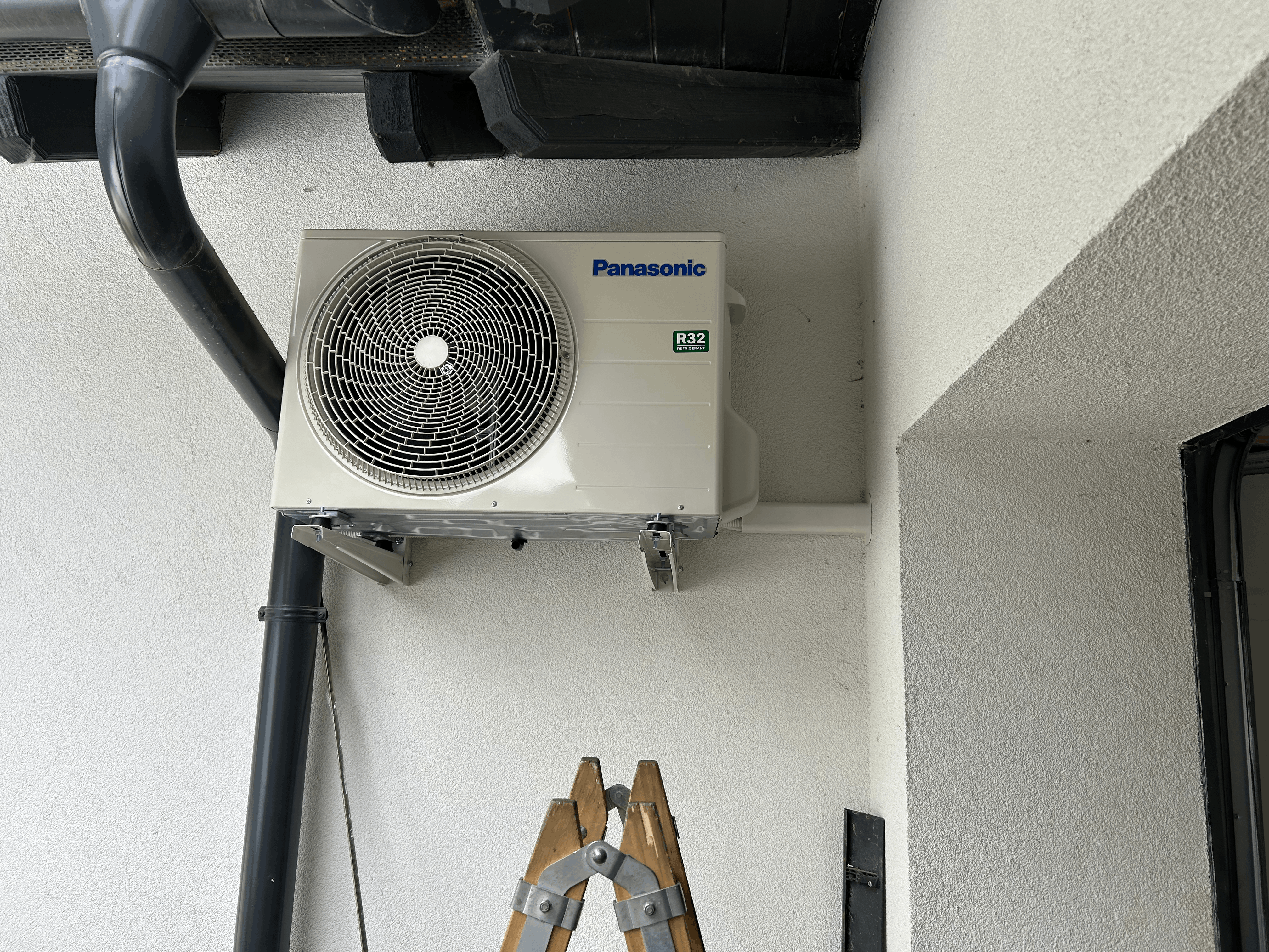 Fehér Panasonic R32 kültéri klímaberendezés telepítés alatt