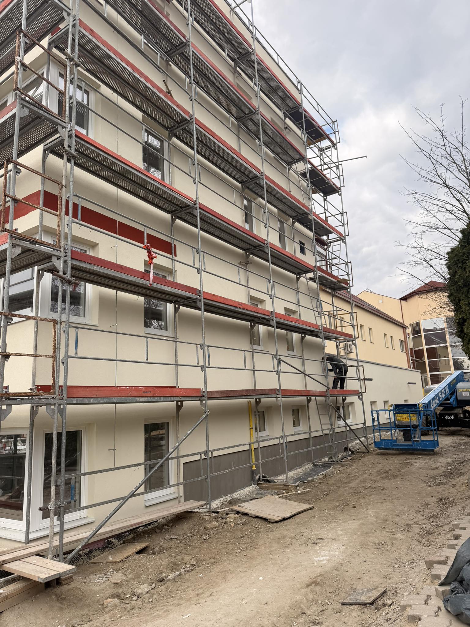 Vörös műgyanta padló épületfelújítás